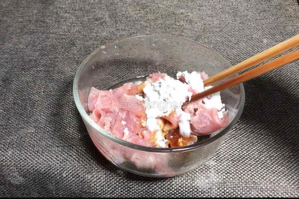 平菇炒肉的做法图解1