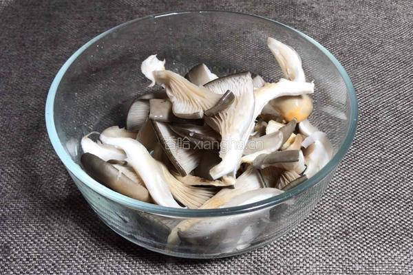 平菇炒肉的做法图解2