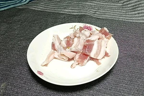 蘑菇炒五花肉的做法图解1
