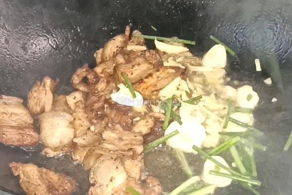 蘑菇炒五花肉的做法图解6