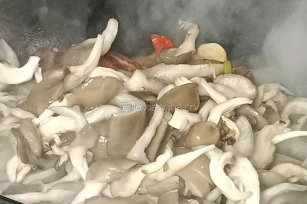 蘑菇炒五花肉的做法图解8