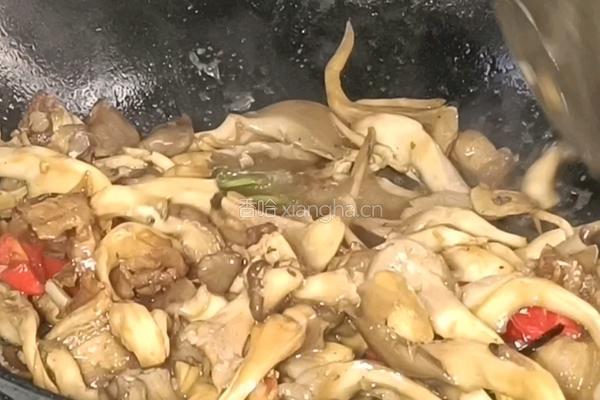 蘑菇炒五花肉的做法图解9