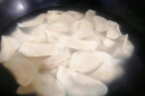 煮冷冻饺子不沾锅的方法的做法图解2