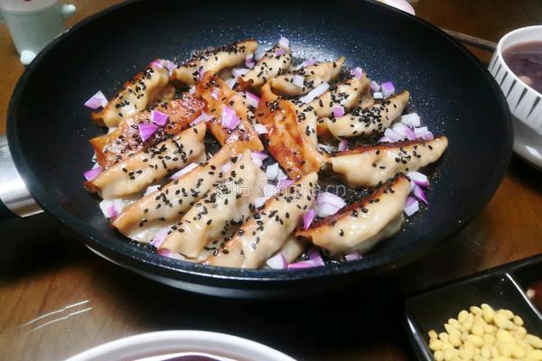 芝麻洋葱煎锅贴的做法图解6