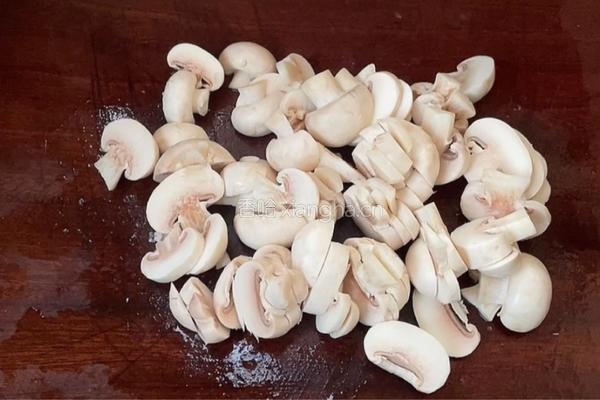 肉片炒蘑菇的做法图解1