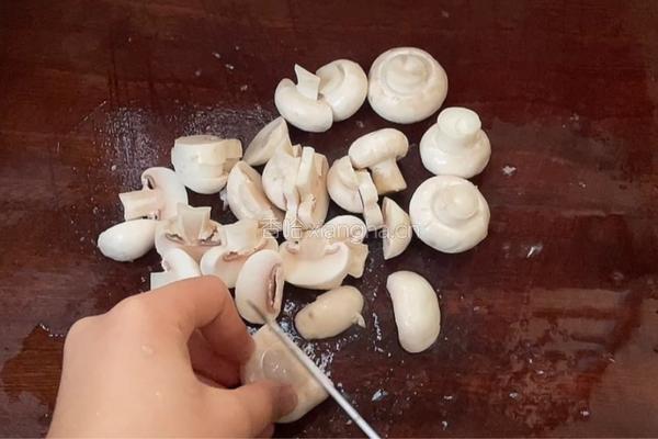 蘑菇炒鸡蛋的做法图解1