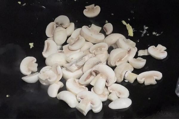 蘑菇炒鸡蛋的做法图解5
