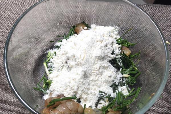 鲜虾韭菜饼的做法图解3