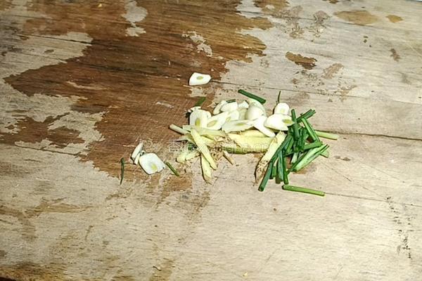青菜炒霉豆渣的做法图解3