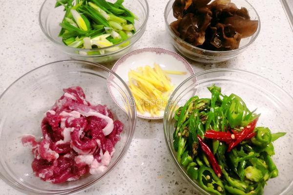 木耳辣椒炒肉的做法图解1