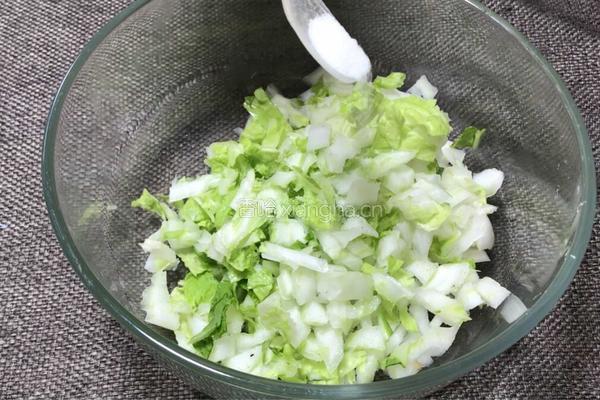 白菜包肉的做法图解2
