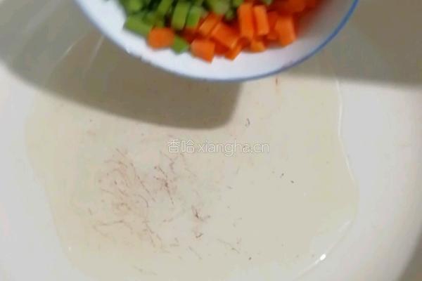 蒜苔胡萝卜炒蛋的做法图解1
