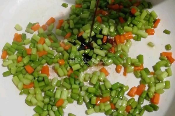 蒜苔胡萝卜炒蛋的做法图解2