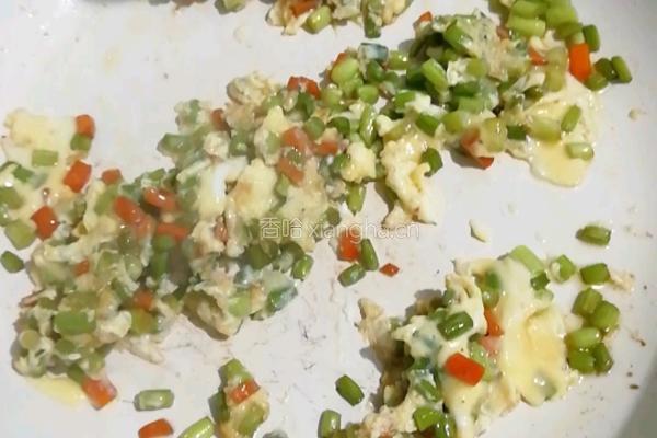 蒜苔胡萝卜炒蛋的做法图解6