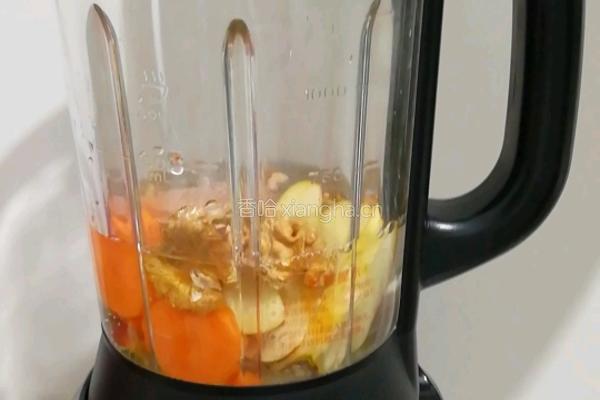 核桃胡萝卜苹果汁的做法图解2
