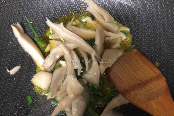 青菜焖平菇的做法图解1