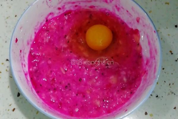 香蕉火龙果鸡蛋饼的做法图解2