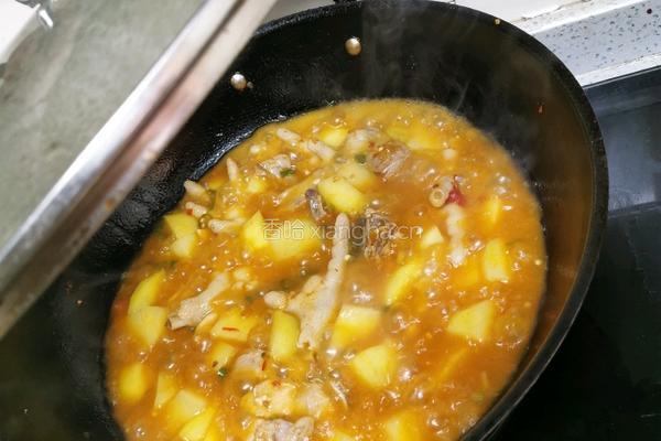 家常简单版土豆烧排骨鸡脚的做法图解6
