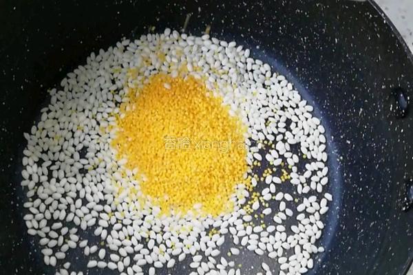 猪肝菠菜粥的做法图解1