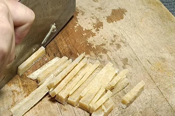 萝卜鱼肉汤的做法图解4