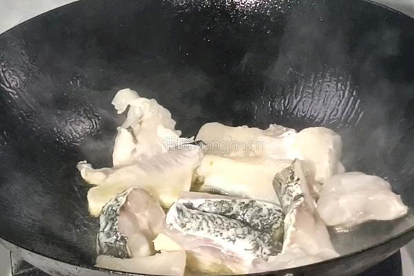 萝卜鱼肉汤的做法图解5