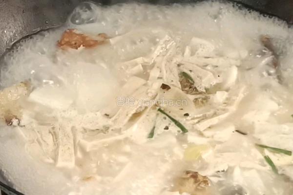 萝卜鱼肉汤的做法图解7