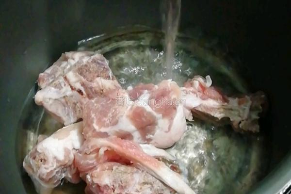 黑玉米猪骨汤的做法图解1