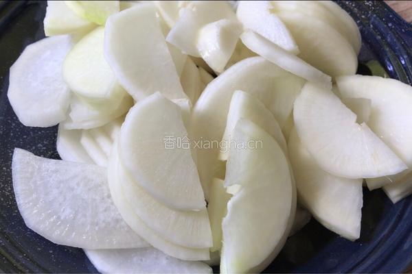肉皮炖萝卜的做法图解2