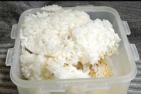 莲藕芹菜蛋炒饭的做法图解1