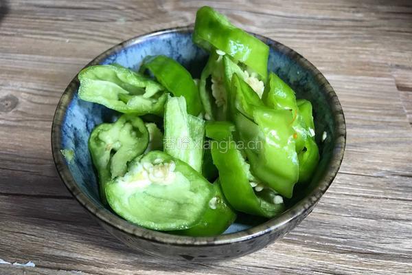 辣椒干炒南瓜的做法图解2