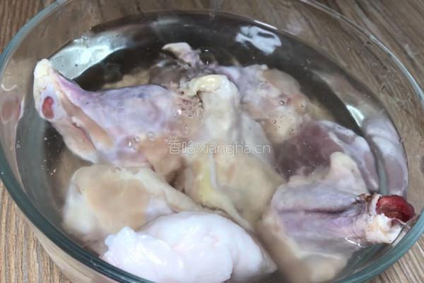 莲藕酱炖鸡腿肉的做法图解1
