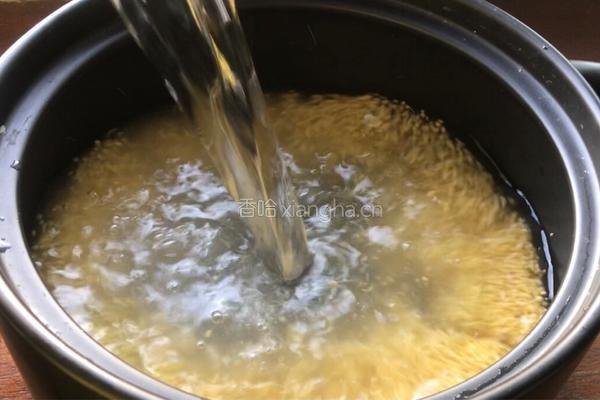 白菜冻豆腐皮蛋粥的做法图解2