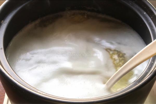 白菜冻豆腐皮蛋粥的做法图解3