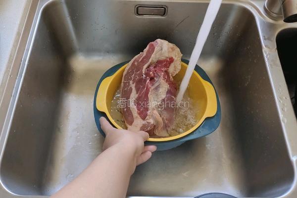 咖喱牛肉炖土豆的做法图解1