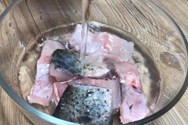 平菇豆腐清炖鱼汤的做法图解1