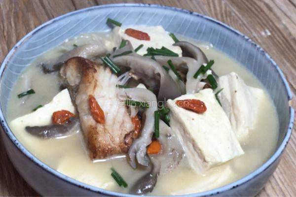平菇豆腐清炖鱼汤的做法图解13