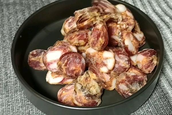 胡萝卜炒香肠的做法图解1