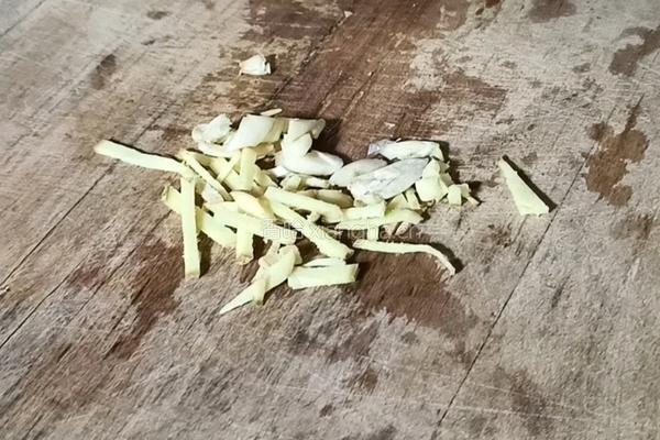 胡萝卜炒香肠的做法图解4