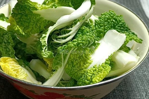 清炒菊花白菜的做法图解1