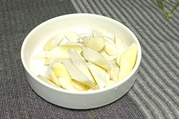 茄子茭白烧肉的做法图解1