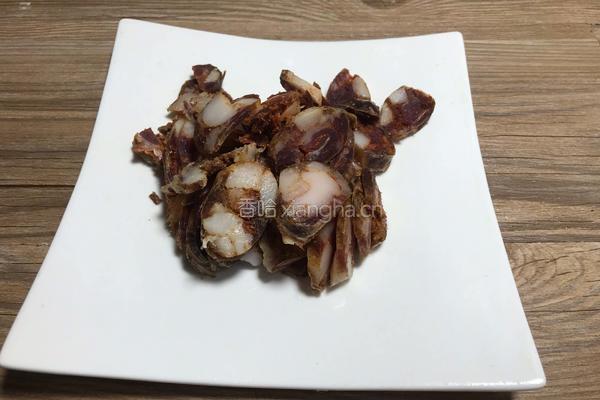 青椒胡萝卜炒香肠的做法图解1