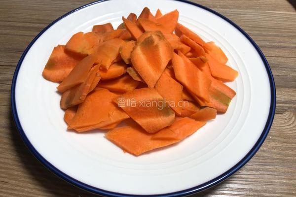 青椒胡萝卜炒香肠的做法图解2
