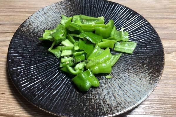青椒胡萝卜炒香肠的做法图解3