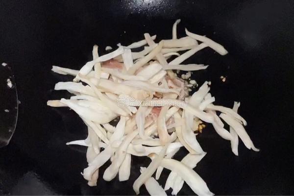 手撕杏鲍菇炒肉片的做法图解5
