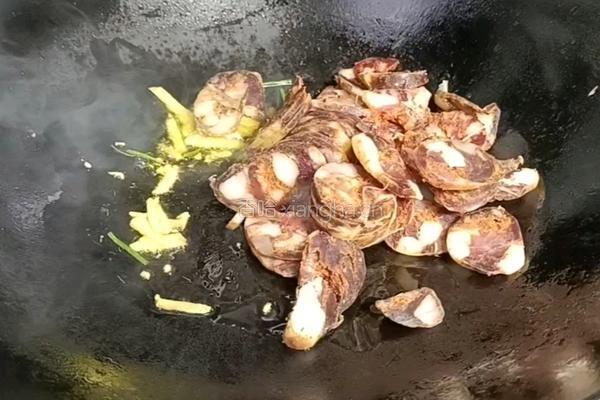 香肠炒藕片的做法图解8