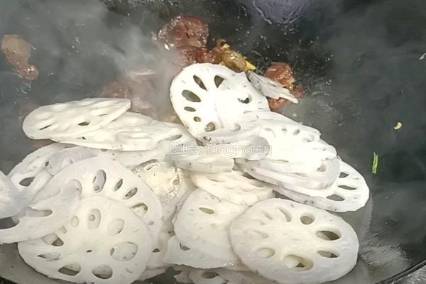 香肠炒藕片的做法图解9