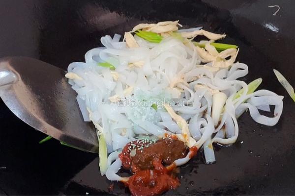 鸡肉丝炒河粉的做法图解7