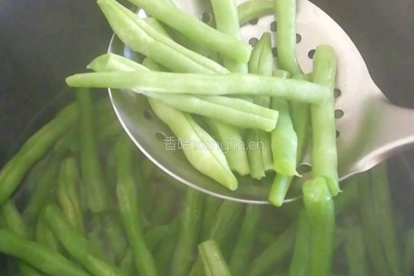 干煸豆角的做法图解1