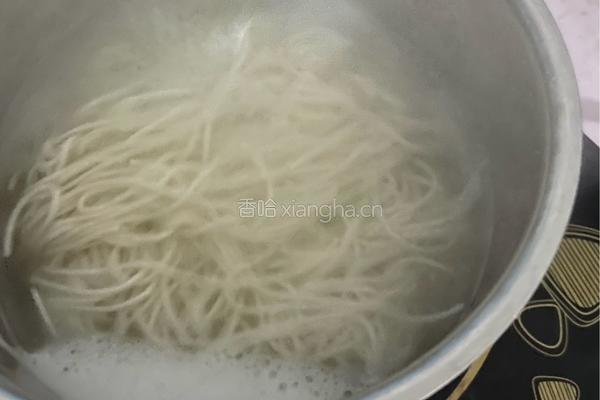 虾仁紫菜清汤面的做法图解2