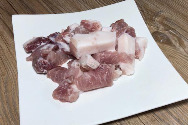 猪肉炖莲藕的做法图解1
